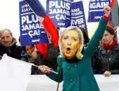 بالصور..الفرنسيون يحتفلون بهزيمة "لوبان" أمام برج إيفل