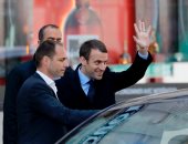 بالصور.. عدسات الصحفيين تطارد "ماكرون" من البيت لـ"الحلاق"