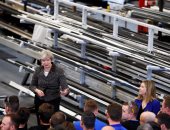 بالصور.. تريزا ماى تزور مصنع للأبواب ضمن جولاتها قبل الانتخابات العامة