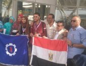 وفد من "تعليم السويس" يستقبل طالبين بمطار القاهرة فازا بفضية مسابقة "I sweep"