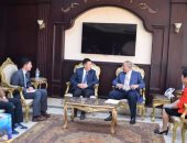 محافظ البحر الأحمر يلتقي بوفداً صينياً بديوان عام المحافظة