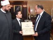 محافظ الإسكندرية يكرم الطفل الحاصل على المركز الأول في مسابقة حفظ القرآن