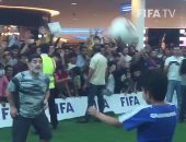 بالفيديو.. الأسطورة مارادونا يتبادل مهارات الكرة مع طفل بحرينى