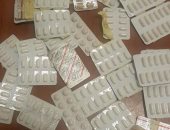 القبض على راكب قادم من باريس لمحاولته تهريب 430 قرصا مخدرا داخل جواربه