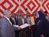 بالصور.. محافظ الشرقية يسلم عقود 31 شقة للإسكان الاجتماعى بمدينة القرين