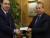 محافظ دمياط يتسلم 3 مليون جنيه مساهمة من شركة موبكو لصندوق خدمات المحافظة