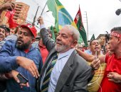 بالصور.. أنصار رئيس البرازيل الأسبق يستقبلونه فى الشوارع قبل محاكمته