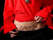 بالصور.. سيدات صينيون يستخدمون التاتو لإخفاء أثار الولادة القيصرية