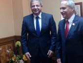 وزير الرياضة يهدى رئيس الدولى للفروسية درعا تذكاريا