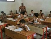 طلاب مدرسة يمتحنون بدون قمصان لانقطاع الكهرباء وارتفاع الحرارة باليمن