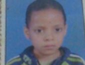 طفل يعانى من مرض نادر فى النخاع الشوكى ويعيش بالأدوية