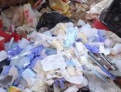بالصور.. المخلفات الطبية الخطرة ملقاة بشوارع قرية بالسويس والمحافظ يأمر بالتحقيق