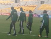 طاقم تحكيم مباراة الأهلى وزاناكو يعاين ملعب برج العرب