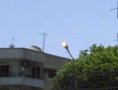 قارئ يرصد إضاءة أعمدة الكهرباء نهارًا فى شارع الحجاز بمصر الجديدة