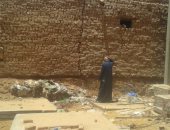 بالفيديو.. أسرة معدمة تنتظر مصيرها المجهول تحت أنقاض منزل متهالك بالوادى الجديد