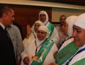بالصور..محافظ كفر الشيخ يهنئ 13 من أمهات الأيتام قبل سفرهن لأداء العمرة