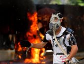 بالصور.. تواصل مظاهرات العنف فى فنزويلا.. والمحتجون يحتجزون شرطيين