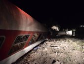 بالصور..خروج قطار ركاب عن القضبان فى اليونان.. وسيارات الإطفاء تهرع لمكان الحادث