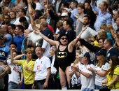 جماهير توتنهام تغزو الملعب احتفالا بوداعه بعد الفوز على مانشستر يونايتد 1/2