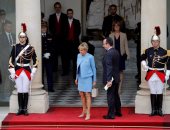 بالصور.. سيدة فرنسا الأولى تصل "الإليزيه" لحضور حفل تنصيب زوجها رئيسا للبلاد