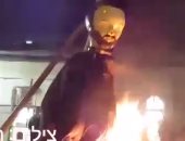 حاخامات يحرقون دمية لجندى إسرائيلى.. ونتنياهو مستنكرا: وقاحة