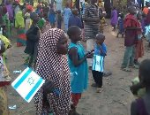 بالصور.. إسرائيل توزع هدايا على أطفال نيجيريا مقابل رفع العلم الإسرائيلى
