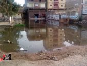 بالفيديو والصور.. مياه الصرف الصحى تغمر عددا من منازل قرية إبشان بكفر الشيخ