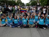 بالصور.. مظاهرات تغلق الشوارع الرئيسية فى فنزويلا احتجاجا على سياسة مادورو