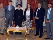 سفير بريطانيا يزور كنيسة مارمرقس بالإسكندرية لتقديم واجب العزاء فى الشهداء