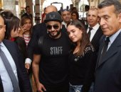 بالصور والفيديو .. تامر حسنى يصل المغرب وسط استقبال حافل من جمهوره  