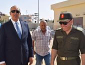 محافظ البحر الأحمر ومدير بالهيئة الهندسية يشهدان إطلاق خط مياه البحر بـ"اليسر"