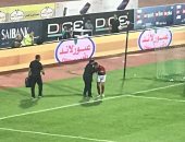 طبيب الأهلي يعالج مؤمن زكريا بعد إصابته بخلع فى الكتف