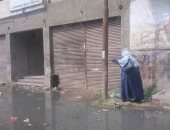 بالصور.. مياه الصرف الصحى تغرق الشوارع أمام مكتب تأمينات منوف بالمنوفية