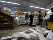 بالصور.. المعارضون فى فنزويلا يدمرون المحلات التجارية