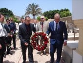 بالصور .. قنصل روسيا بالإسكندرية يضع إكليل الزهور على قبر الشهداء فى عيد النصر