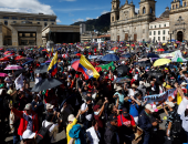 بالصور.. مئات المعلمين يتظاهرون فى كولومبيا للمطالبة بزيادة رواتبهم