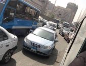 قارئ يرصد سيارة ملاكى مطموسة الأرقام تسير فى ميدان العباسية بالقاهرة