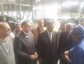 النائب محمد الغول يسلم وزير قطاع الأعمال مشروعا لإنشاء محطة طاقة شمسية بنجع حمادى