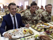 بالصور.. "ماكرون" يتناول الطعام فى "ميز" القوات الفرنسية بأفريقيا