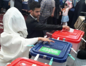بالصور.. عروسان إيرانيان يدليان بصوتيهما فى الانتخابات الرئاسية الإيرانية