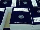 بالصور.. الحكومة الأمريكية تطبع كتابا لميزانية ترامب 2018