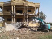 بالصور.. إزالة قصر مقام بالمخالفة على أرض زراعية بمركز بلبيس