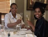 بالفيديو.. أوبرا وينفرى تشرب "الشمبانيا" مع ابنتها "فى صحة التخرّج"