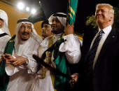 بالفيديو والصور.. ترامب يشارك الملك سلمان رقصة "العرضة" السعودية