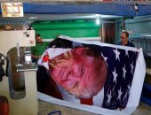 بالصور.. فلسطينيون يطبعون ملصقات لـ"ترامب" قبيل زيارته الأراضى المحتلة