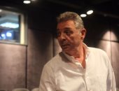 سيمون على تويتر: الرجالة بتقلع التيشرت لما تتخانق ومحمود حميدة قلع البنطلون