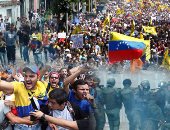 احتجاجات جديدة فى فنزويلا بعد احراق شاب أمس