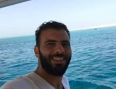 عماد متعب ينشر صورة "سيلفى البحر" ويُعلق: صباح الخير