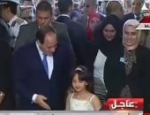 السيسي يقدم فتيات لافتتاح مستشفى دمياط العسكرى.. ويداعب شابا: هما الأول