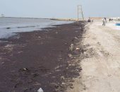بالصور.. ظهور ملوثات بيئية على شاطئ بورسعيد لثانى مرة خلال شهر